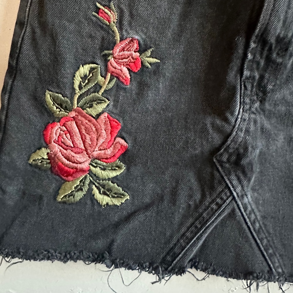 Topshop Y2K Style Black Mini Jean Skirt Rose Embroidery Raw Hem Goth Biker Sz 2 - Picture 4 of 11
